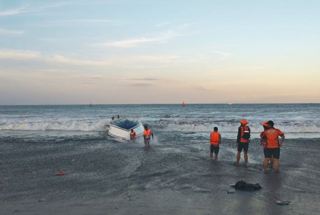 Fast Boat Terbalik di Pelabuhan Sanur, Bali
