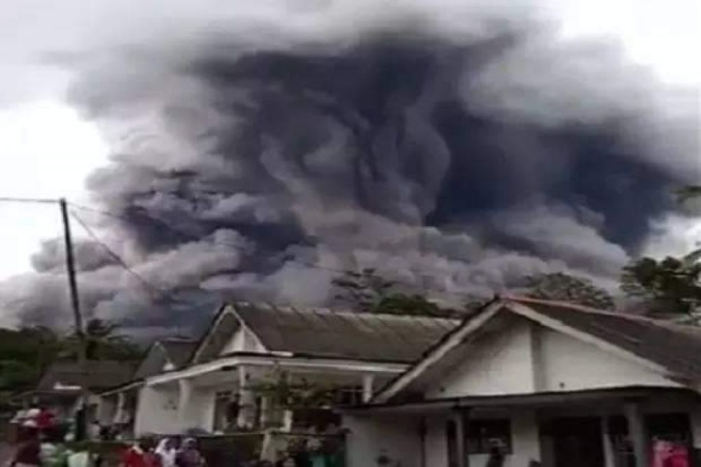 Awan Panas Guguran Semeru Terjang Kecamatan Pronojiwo Lumajang