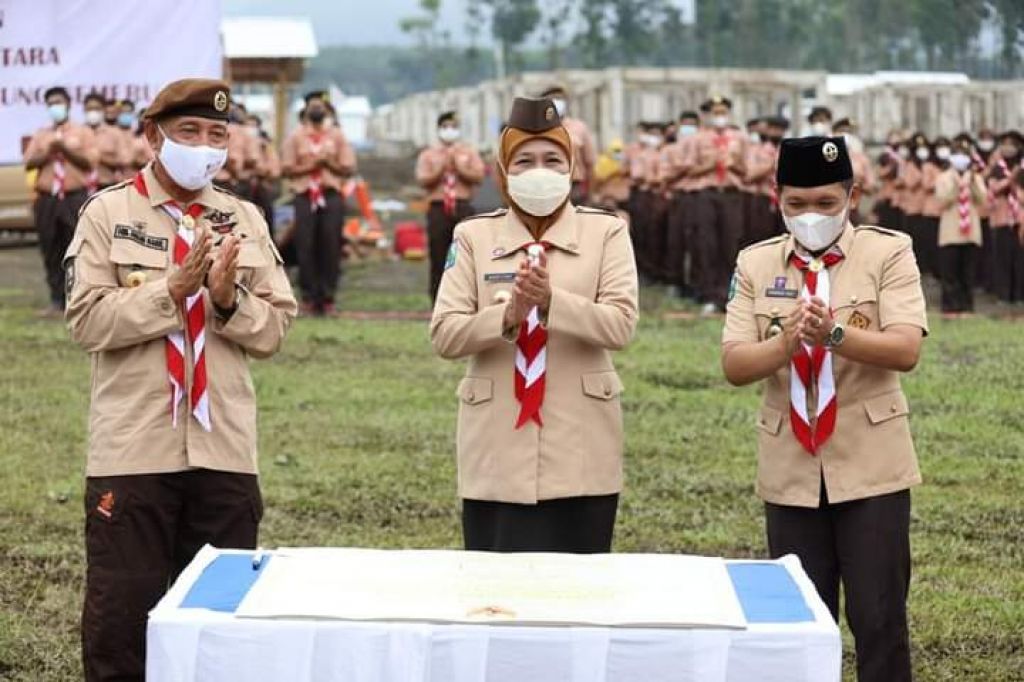 Khofifah Resmikan Pembangunan 50 Huntara Korban Semeru