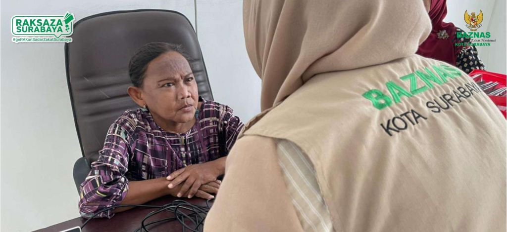 BAZNAS Surabaya Perkuat Layanan Kesehatan, Warga Krembangan Terima Bantuan Alat Bantu Dengar