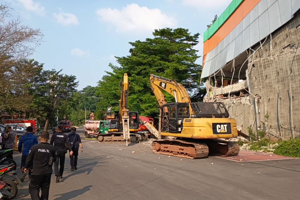 Mobil Damkar Tertimpa Tiang Beton Saat Pembongkaran Gedung DLH Jakarta, Satu Petugas Terluka