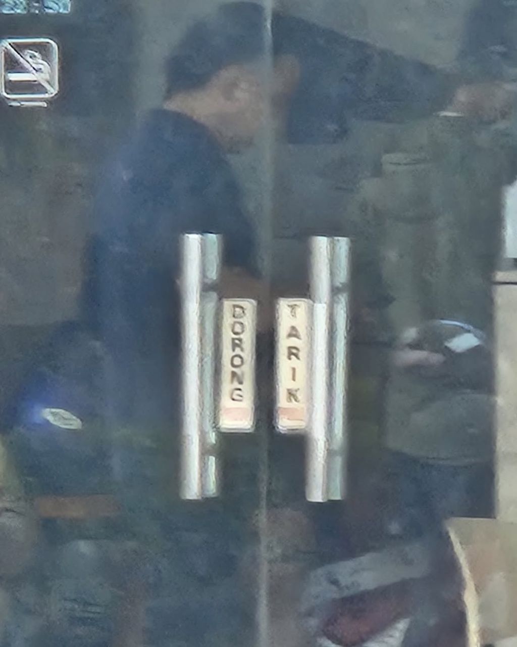 Beredar Foto Mirip Ivan Sugiamto Sedang Antre di Sebuah Tempat