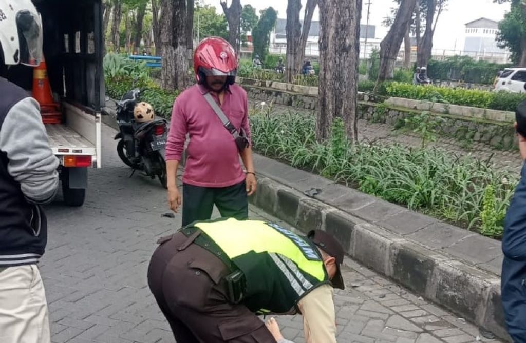 Gadis di Surabaya Tewas Usai Hindari Ranting Pohon Patah