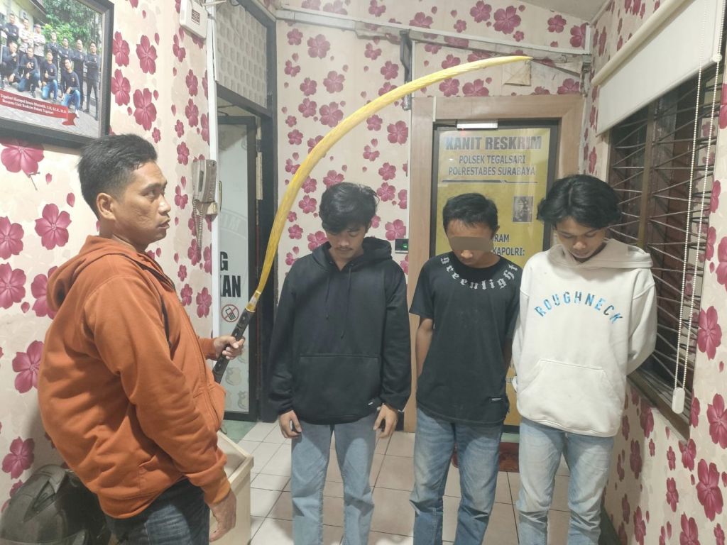 Polisi Bubarkan Konvoi Gangster di Surabaya