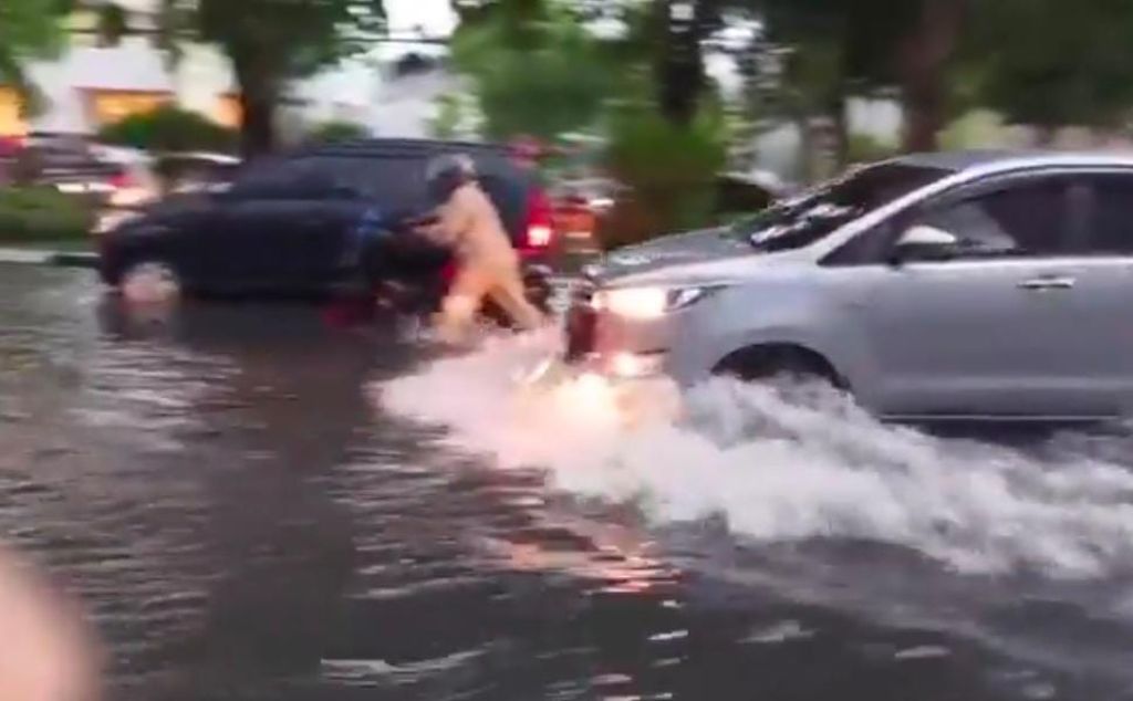 Hujan Angin di Surabaya, Banyak Pohon Tumbang dan Sejumlah Titik Tergenang