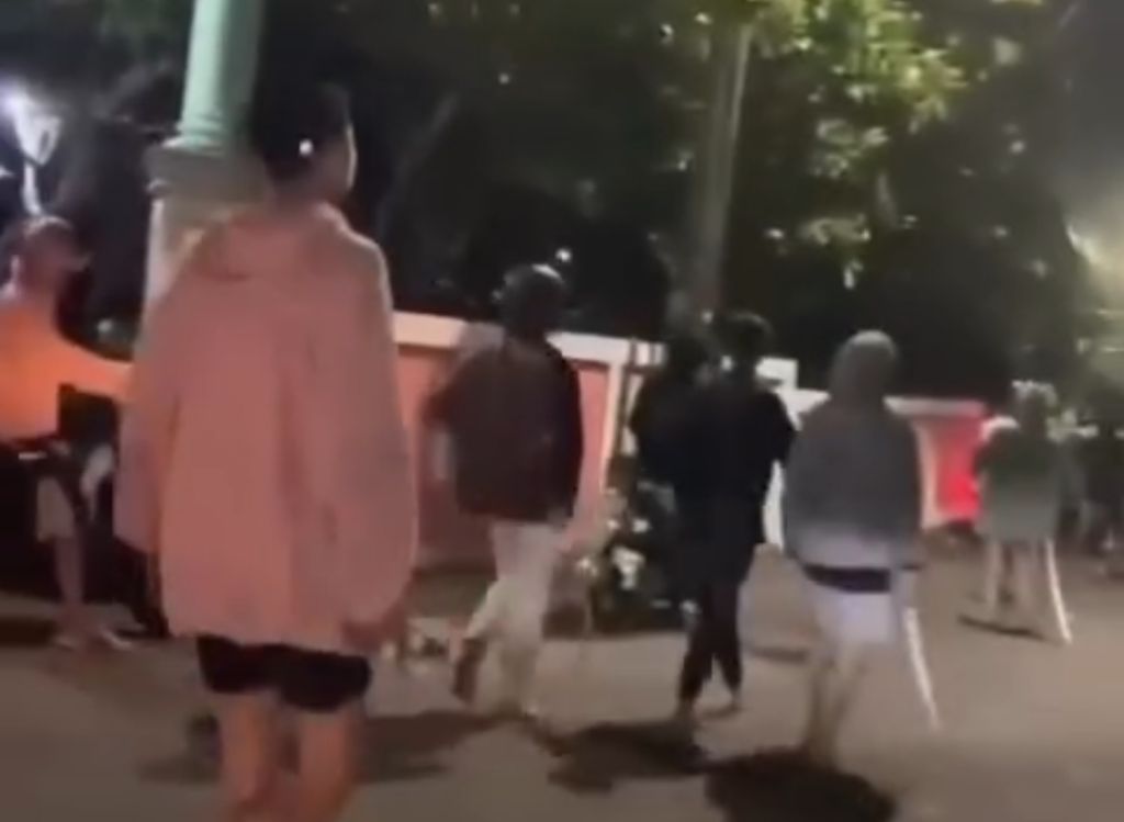 Polisi Kantongi Identitas Gengster Bawa Sajam di Kebraon Surabaya: Sedang Kami Buru!