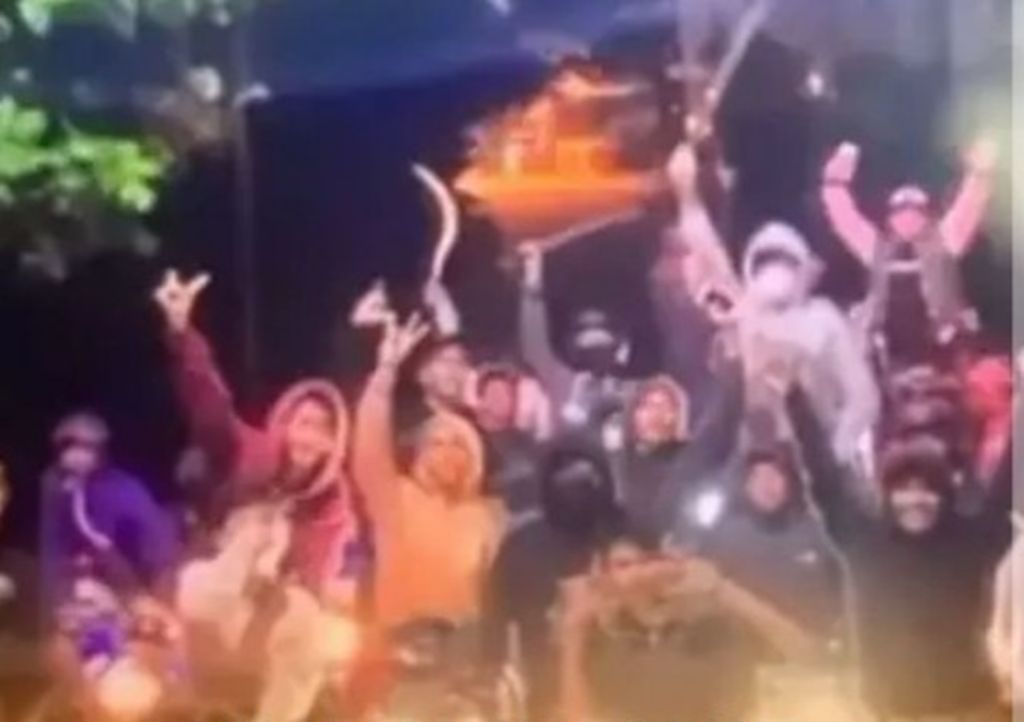 Viral Video Gengster Acungkan Sajam di Jalan Raya Kota Malang