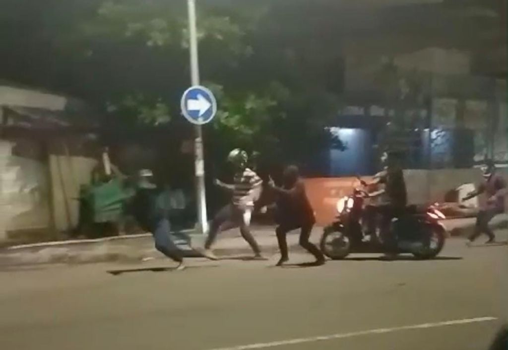 Kelompok Bersenjata Tajam Diduga Gengster Bacok Pemuda di Surabaya