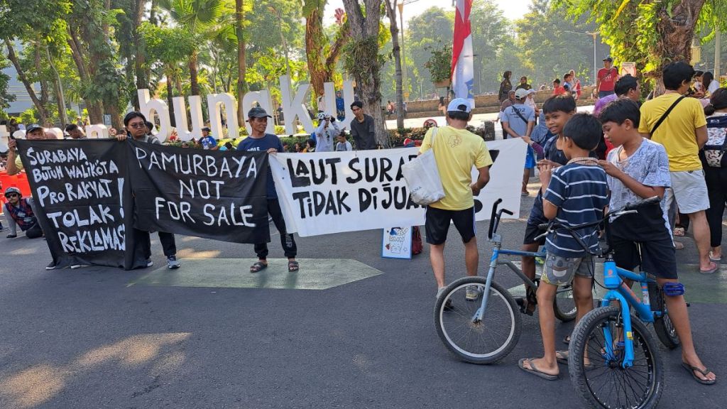 Gerakan Tolak Reklamasi Gelar Aksi Bagikan Kulit Kerang di Dua Lokasi Surabaya