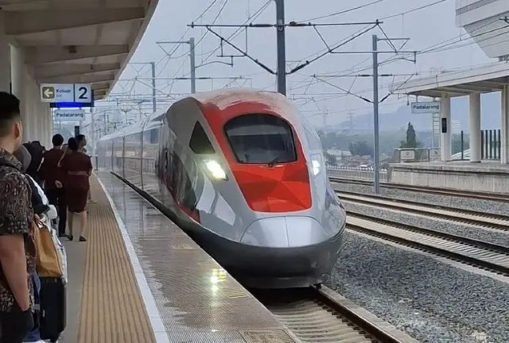 KPK Minta Mahfud MD Laporkan Dugaan Mark Up Proyek Kereta Cepat Whoosh