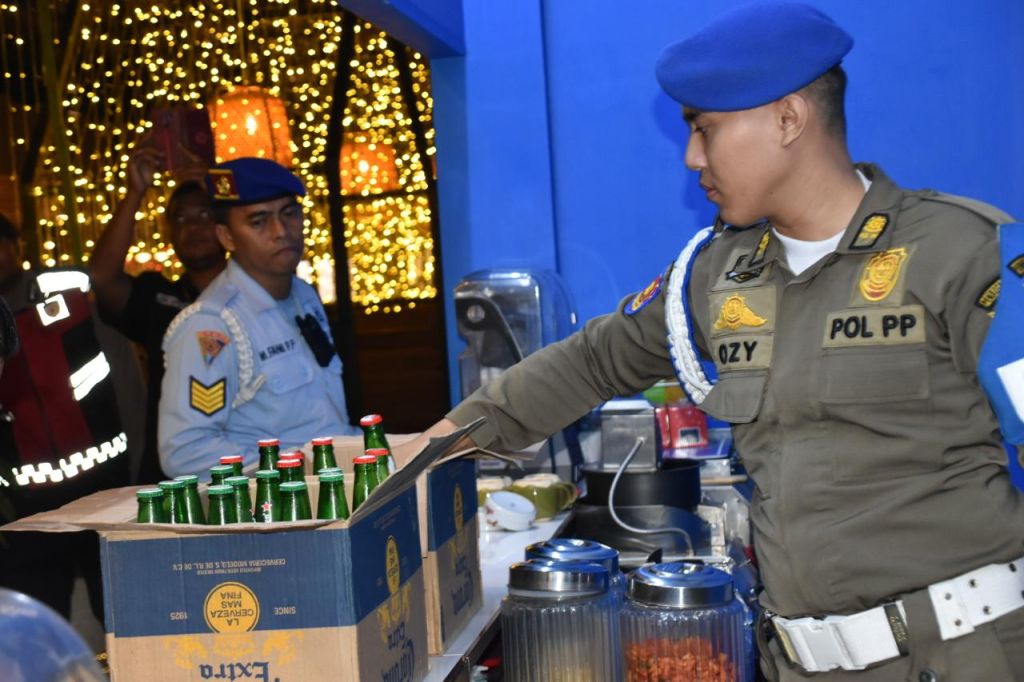 Ramadan 2025, Satpol PP Surabaya Amankan Puluhan Botol Minuman Beralkohol
