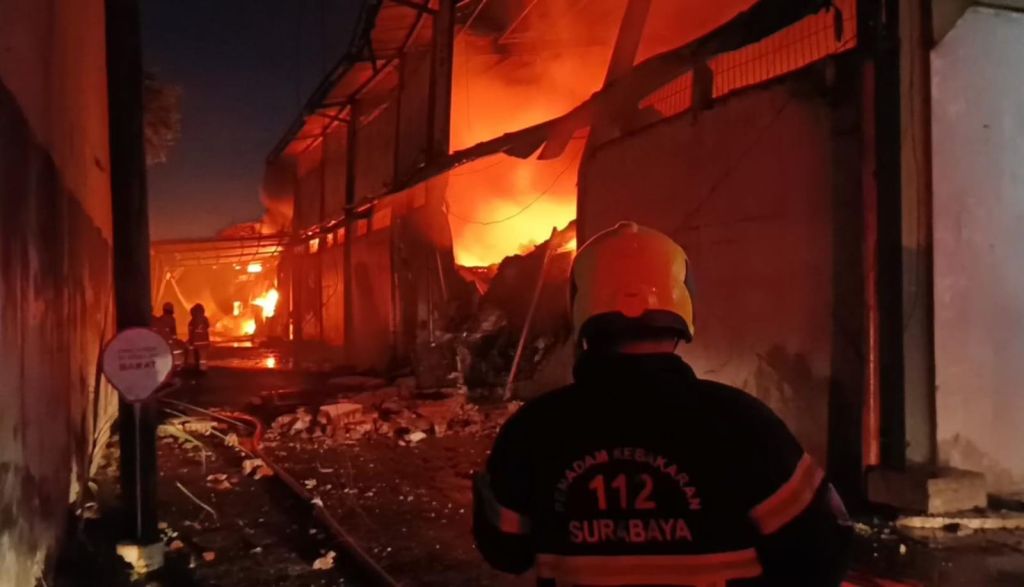 Gudang Ardiles di Surabaya Terbakar Hebat
