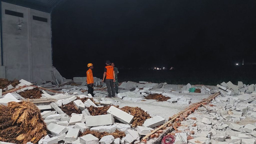 Identitas 1 Orang Tewas dan 6 Terluka Akibat Angin Kencang Robohkan Gudang di Jember