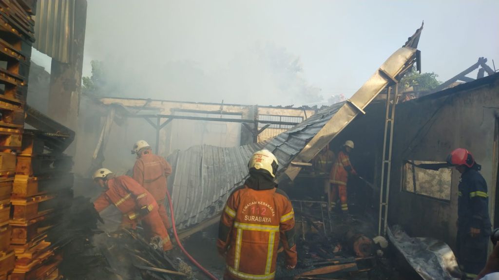 Gudang Percetakan di Simo Surabaya Terbakar, Pemilik Terluka
