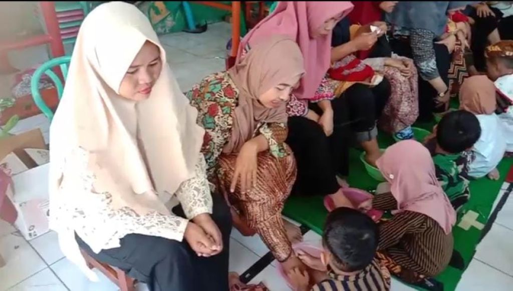 Momen Haru saat Anak-anak TK di Kota Mojokerto Membasuh Kaki dan Merias Wajah Ibunya