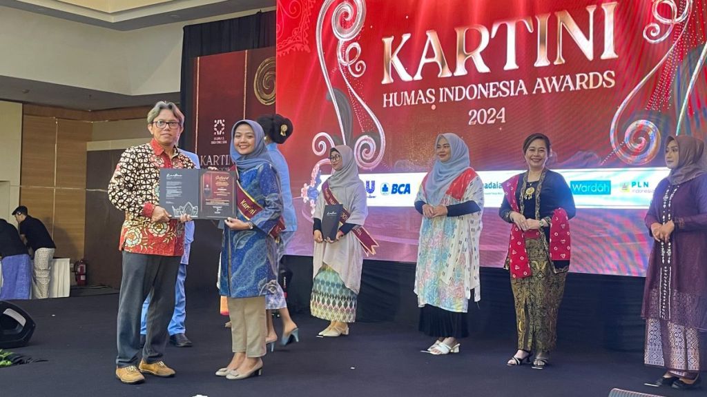 Direktur Humas Unesa Dinobatkan jadi Kartini Humas Indonesia 2024