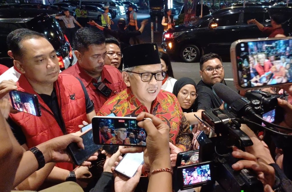 Hasto Bicara Ketika Risma Pasrah Pada Tuhan di Pilgub Jatim 2024