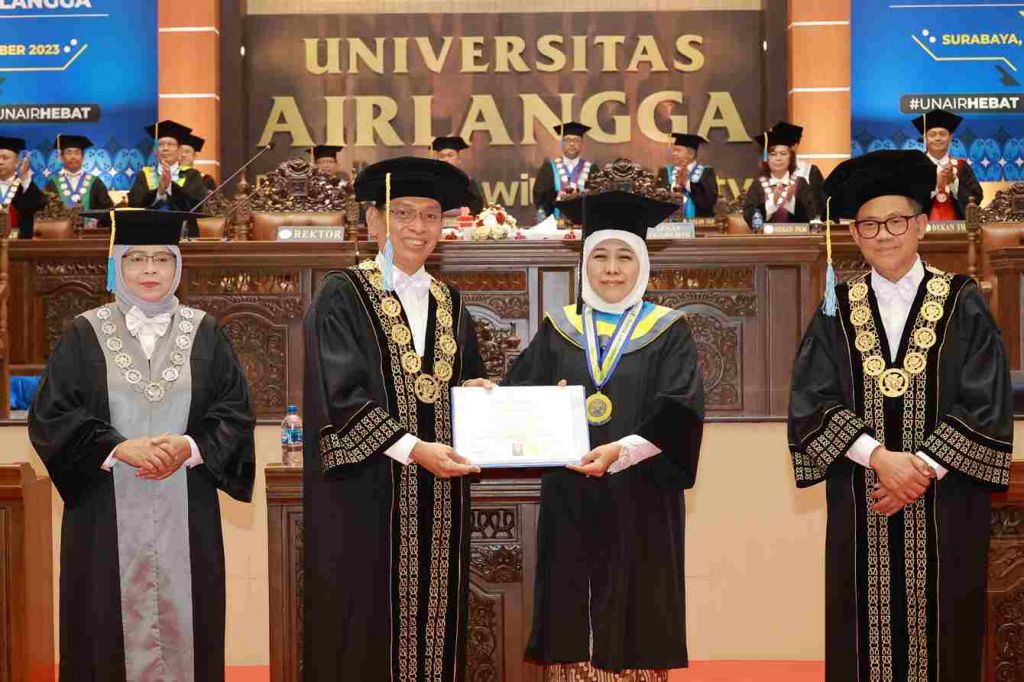 Gubernur Jatim Khofifah Dianugerahi Gelar Honoris Causa Bidang Ilmu Ekonomi Unair