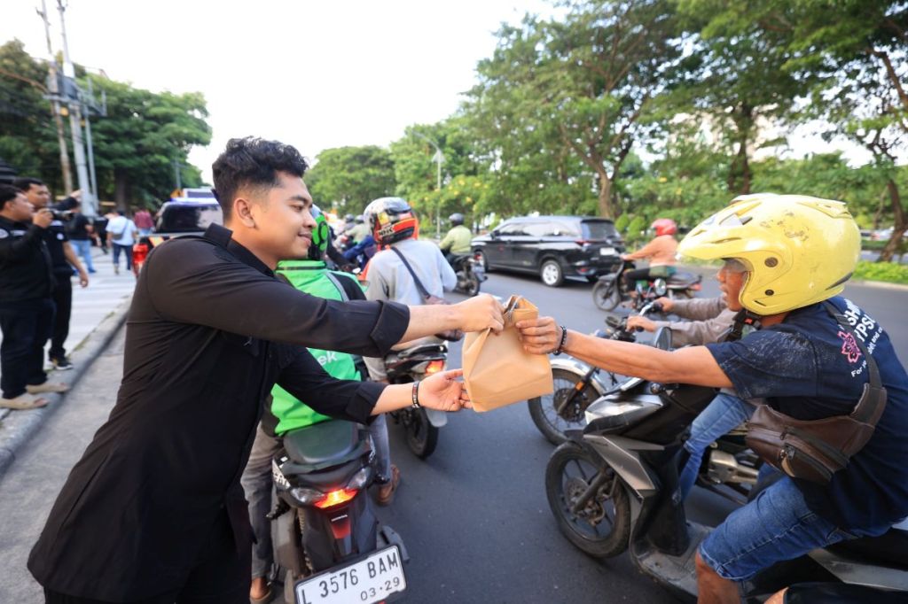 Momen Bidhumas Polda Jatim Berbagi Takjil hingga Beri Imbauan Mudik ke Masyarakat