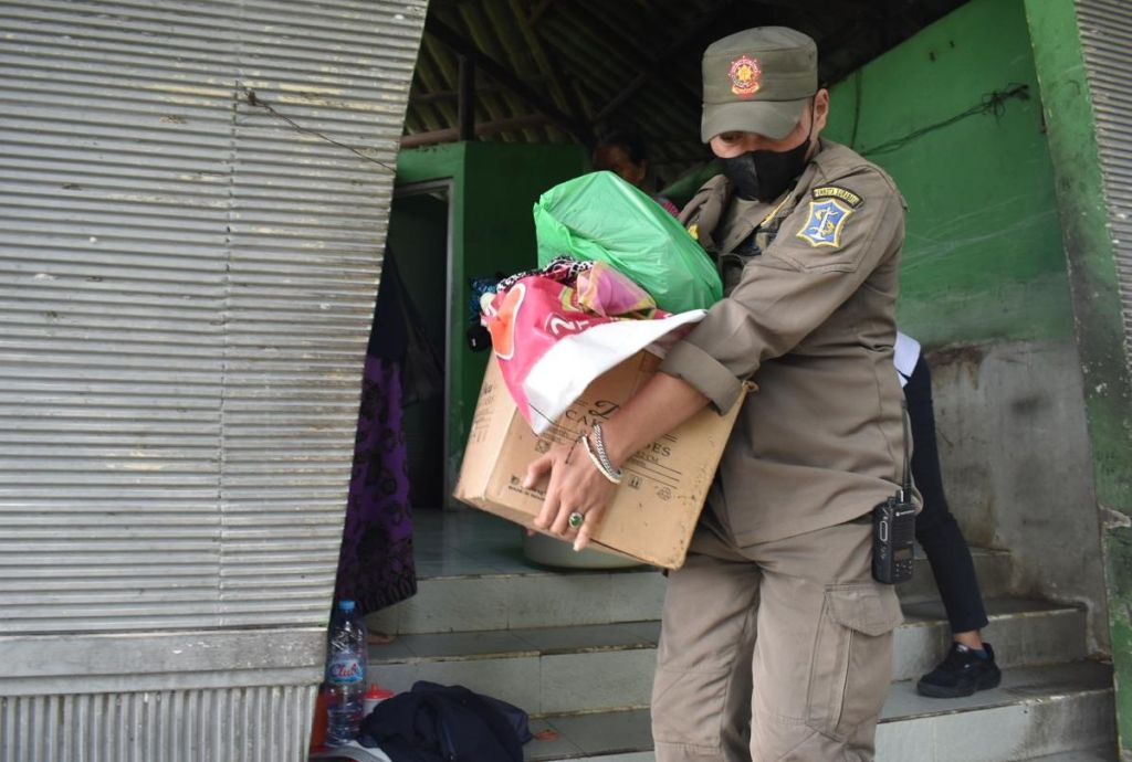 Viral Ibu dan Anak Tinggal dalam Ponten Umum di Surabaya 15 Tahun
