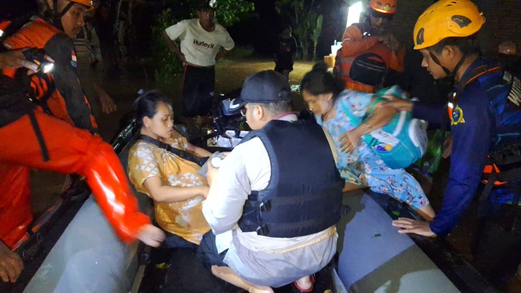 Ibu Hendak Melahirkan Dievakuasi dari Kepungan Banjir Jember