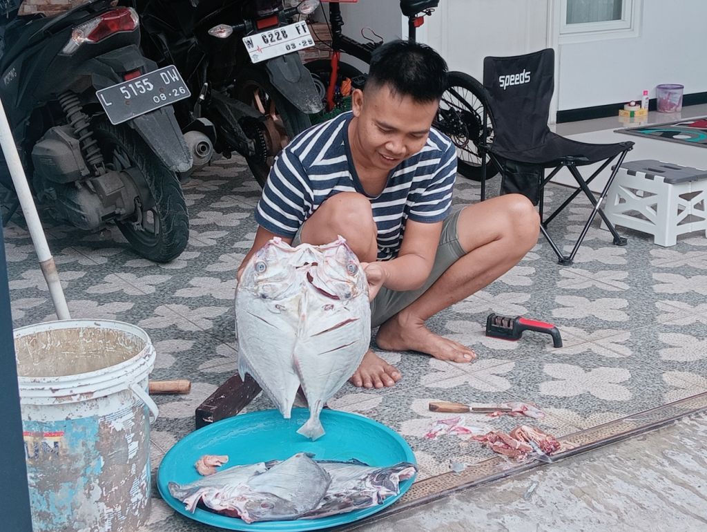 Warga di Gresik Mulai Siapkan Ikan yang Bakal Dibakar Malam Tahun Baru
