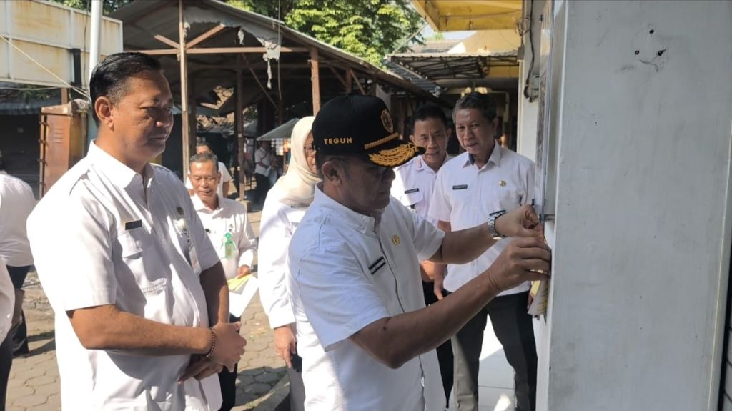 Tunggakan Retribusi Pasar Hampir Rp1 Miliar, Pemkab Mojokerto Tempel Stiker Peringatan di Kios Penunggak