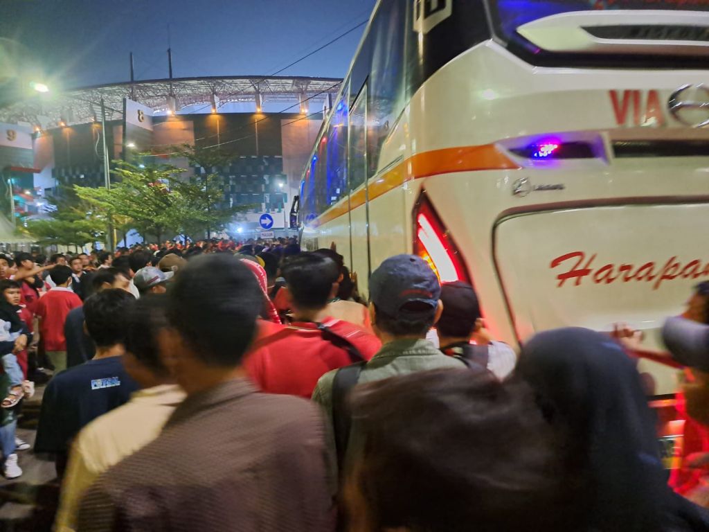 Keluh Penonton Piala Dunia U-17 Harus Berebut Naik Suttle Bus saat Pulang dari GBT