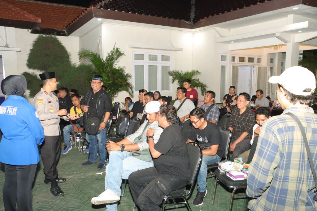 Kapolres Mojokerto Buka Puasa Bersama Wartawan, Santuni Anak Yatim di Wisma