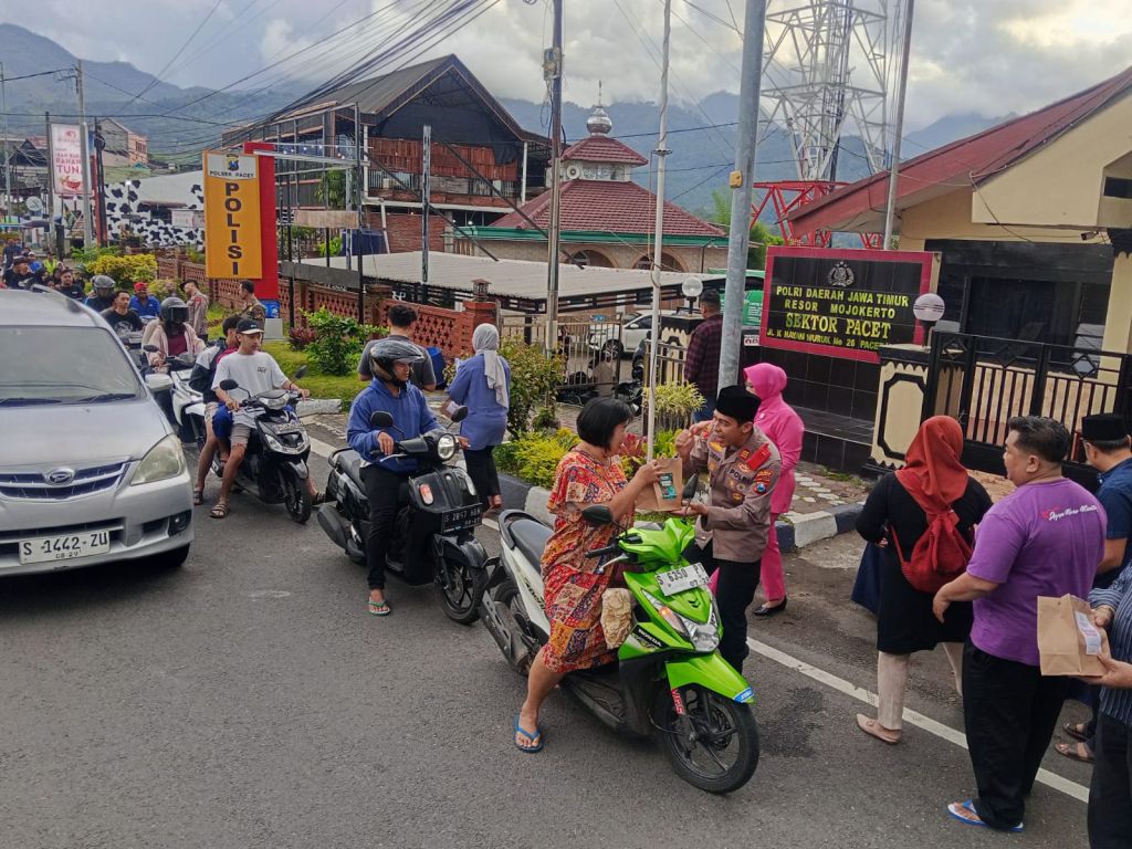 Forkopimcam Pacet Bersama Polsek Bagikan Takjil untuk Pengguna Jalan