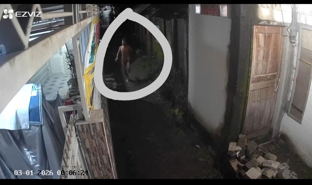 Pria Tanpa Busana Terekam CCTV Berlari di Gang, Warga di Kota Mojokerto Sempat Resah