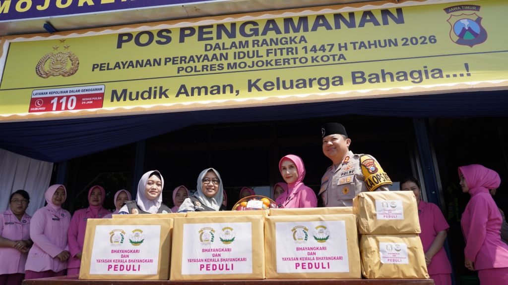 Bhayangkari Mojokerto Kota Turun ke Pos Mudik, Bagikan Tali Asih untuk Petugas Ops Ketupat 2026
