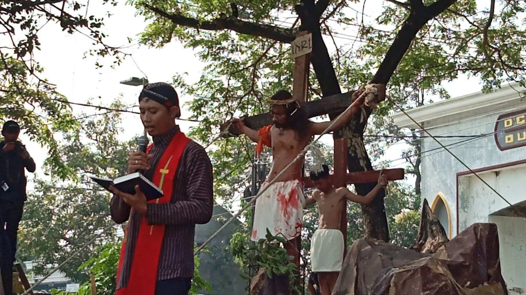 Jalan Salib di Banyulegi: Saat Iman, Air Mata, dan Toleransi Menyatu di Satu Perjalanan