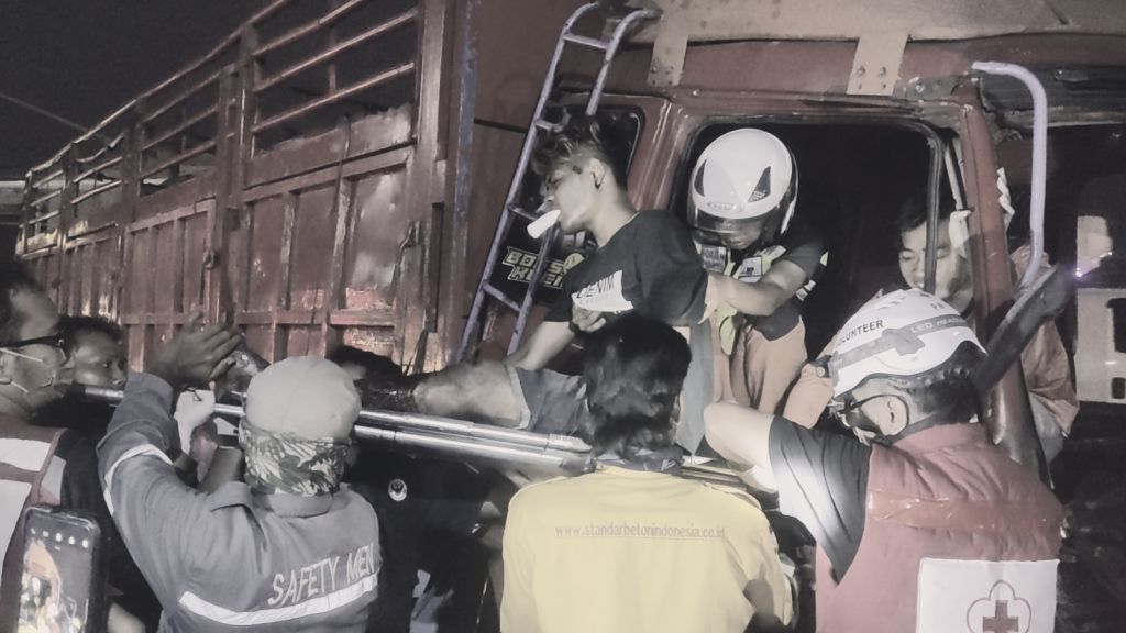 Evakuasi Sopir Truk Terjepit Kabin dalam Kecelakaan di Mojokerto Berlangsung Dramatis