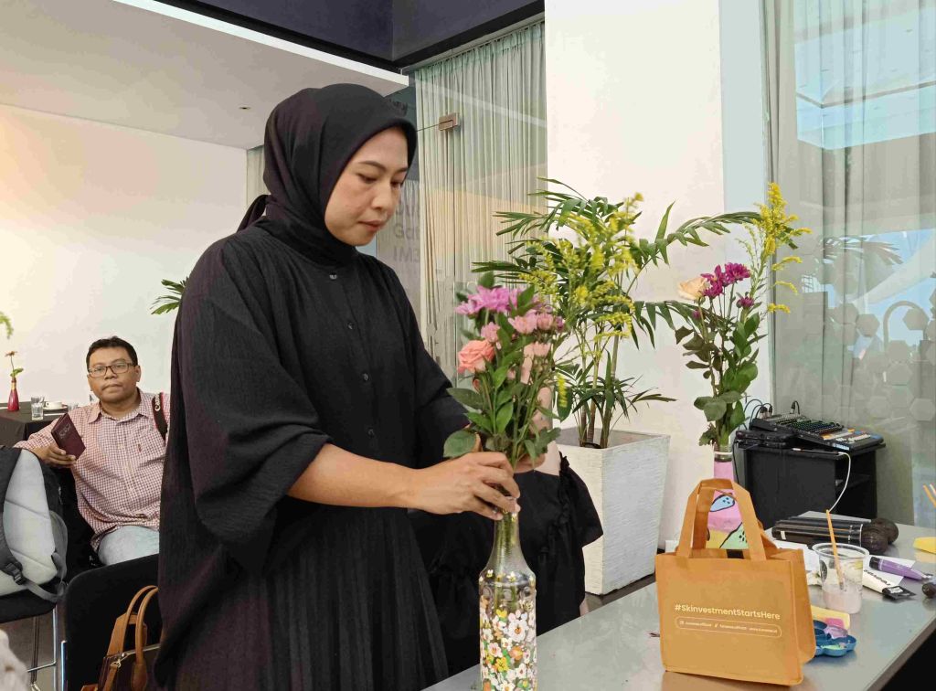 Kurangi Sampah, Botol Kaca Bekas Disulap jadi Vas Bunga Cantik