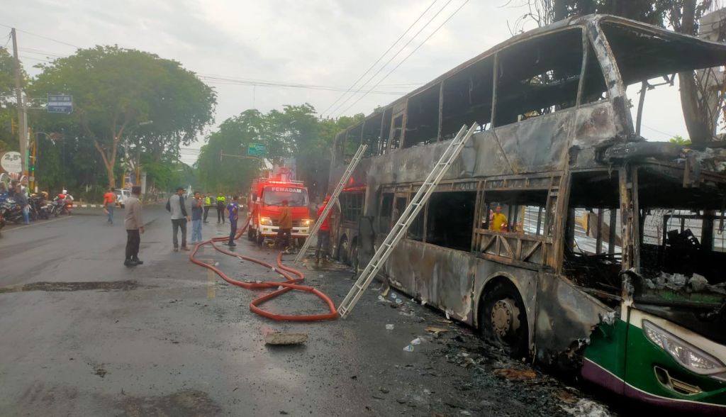 Bus Karina Dobel Deker Hangus Terbakar di Pamekasan