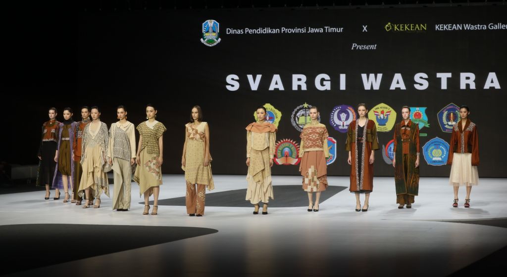 Puluhan Busana Karya Siswa SMK Jatim Melenggang di Panggung Fashion Dunia Hongkong