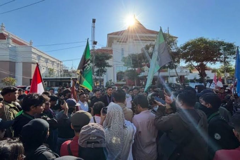 Ribuan Mahasiswa Kepung Grahadi, Soroti Ekonomi hingga HAM dalam Aksi Besar Aliansi BEM Surabaya