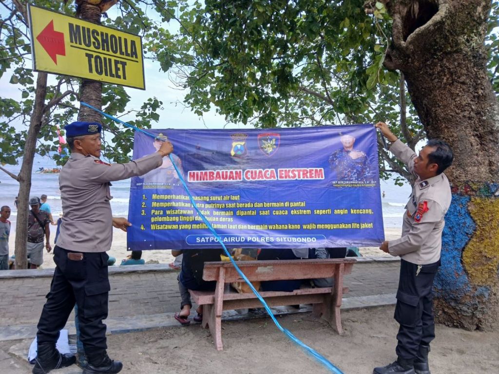 Satpolairud Polres Situbondo Pasang Imbauan Kewaspadaan di Kawasan Wisata Pantai