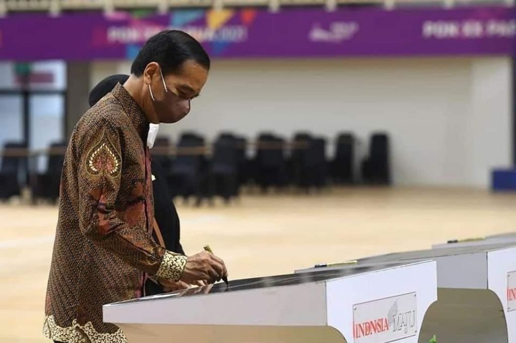 Hari Batik Nasional, Jokowi: Saya Bangga Mengenakan Batik Disetiap Kesempatan