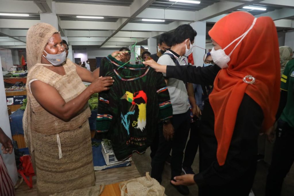 Gubernur Khofifah Borong Noken untuk Oleh-oleh dari Papua