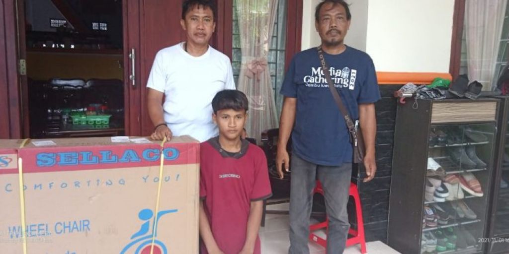 Rosi Siswa Tuna Daksa, Terima Bantuan Kursi Roda dari ASN Sampang