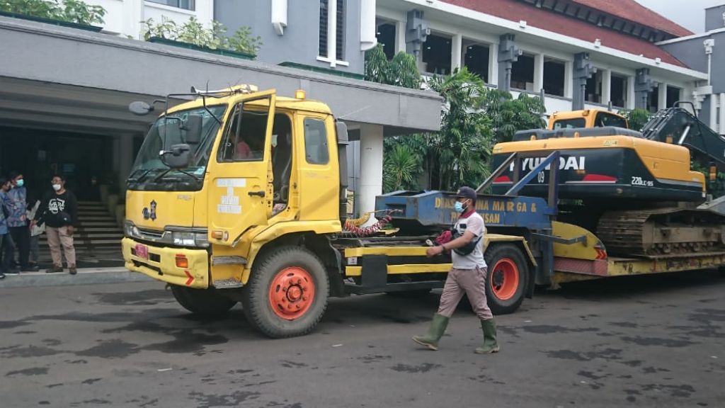 Pemkot Surabaya, Kerahkan 60 Personel, Alat Berat dan 5 Dump Truk Bantu Bencana di Kota Batu