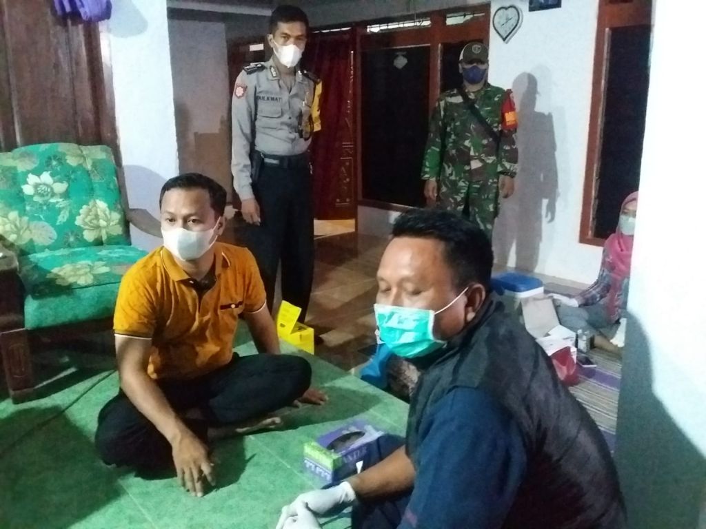 Vaksinasi Door to Door, Babinkamtibmas Desa Tobungan Hadir Beri Rasa Aman