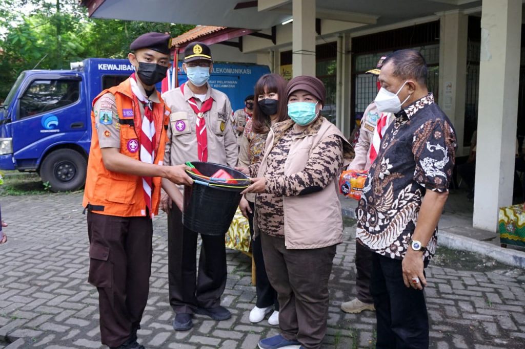 Berangkatkan Bantuan Kwarcab Pramuka, Armuji Teguhkan Jatidiri Kota Surabaya