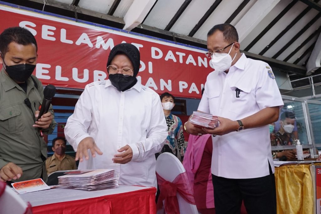 Risma Bagikan PKH Tunai, Wawali Armuji Bantu Jemput Warga