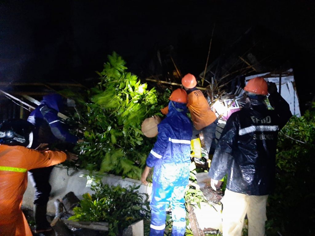 Diterjangan Angin, Sejumlah Rumah Warga Rusak