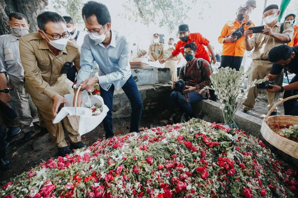 Ketua DPRD Surabaya, Tabur Bunga di Makam Mertua Walikota Eri