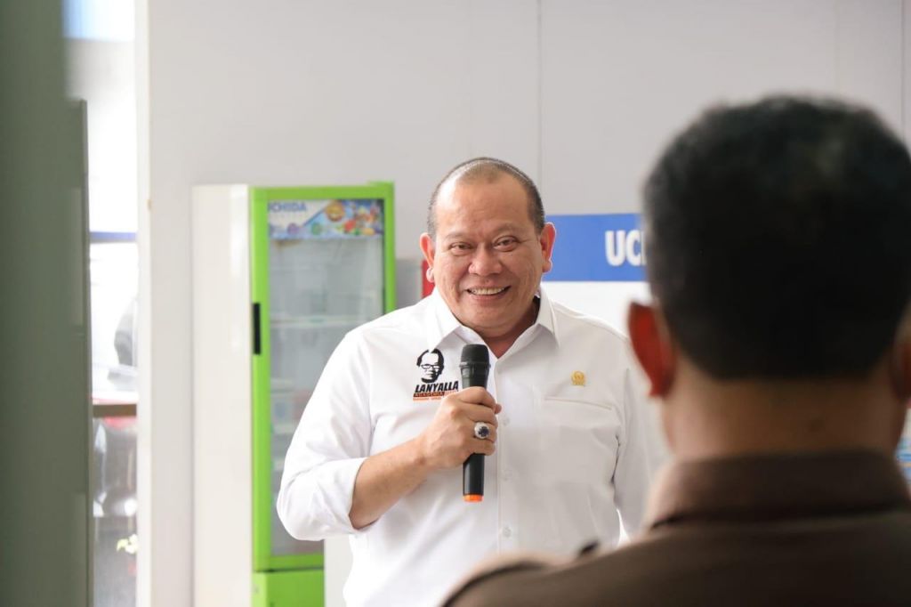 Tak Ada Perbaikan, Warga Protes Tanam Pohon di Jalan Rusak, Ini Respon DPD RI