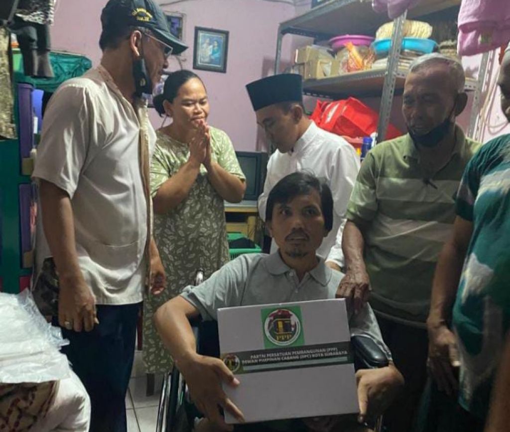 Sasar Warga Kebutuhan Khusus, PPP Surabaya, Bagikan Puluhan Kursi Roda